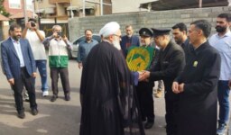 کاروان زیر سایه خورشید(خادمین حرم مطهر امام رضا«ع») با در دست داشتن پرچم بارگاه مقدس ثامن الحجج«ع» و حضور دفتر امام جمعه شهرستان قائم شهر با آیت الله معلمی دیدار کردند + تصاویر
