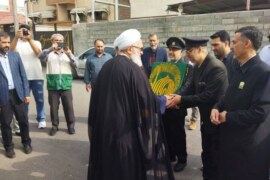 کاروان زیر سایه خورشید(خادمین حرم مطهر امام رضا«ع») با در دست داشتن پرچم بارگاه مقدس ثامن الحجج«ع» و حضور دفتر امام جمعه شهرستان قائم شهر با آیت الله معلمی دیدار کردند + تصاویر