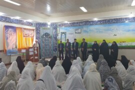 آیت الله معلمی با حضور در دبیرستان دخترانه الزهرا«س» قائم شهر ، ضمن شرکت در جلسه گفتمان تبیین دانش آموزان ، نماز ظهر و عصر را به جماعت اقامه فرمودند + تصاویر