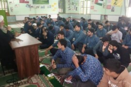 آیت الله معلمی با حضور در دبیرستان شهید درزی قائم شهر ، ضمن شرکت در جلسه گفتمان تبیین دانش آموزان ، نماز ظهر و عصر را به جماعت اقامه فرمودند + تصاویر